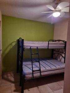 Zimmer mit 2 Etagenbetten und einem Deckenventilator in der Unterkunft Agusticidad en Cuernavaca in Emiliano Zapata