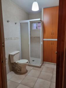 uma casa de banho com um WC e um chuveiro em Agusticidad en Cuernavaca em Emiliano Zapata