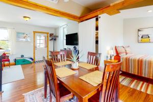 comedor con mesa, sillas y sofá en West Side Cottage en Boise