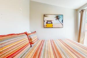 1 dormitorio con 1 cama y una pintura de coche en West Side Cottage, en Boise