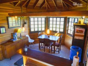 a dining room in a cabin with a table and chairs at La Serena casa de campo y senderismo in Villa Serrana +42 photos