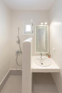 Koupelna v ubytování CORFOSTAR ROOMS