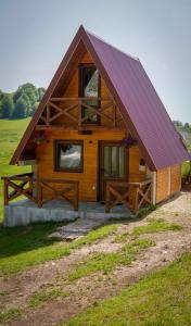 Cabaña de madera pequeña con techo rojo en Mountain house Drveni Raj en Žabljak