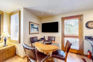 Μια τηλεόραση ή/και κέντρο ψυχαγωγίας στο Powder Pines Retreat