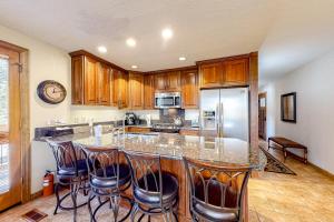 Η κουζίνα ή μικρή κουζίνα στο Powder Pines Retreat