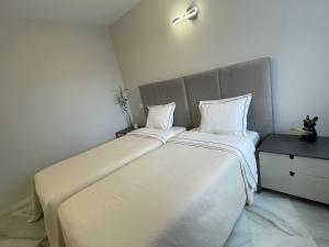 Luxury apartment Benalmadena First line客房内的一张或多张床位