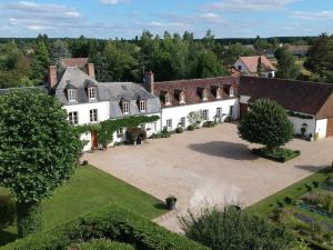 an aerial view of a house with a large courtyard at Maison de Famille près de Montargis - Élégance et Confort en Forêt - FR-1-590-354 in Paucourt