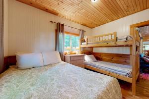 1 dormitorio con 2 literas en una cabaña en Leavitt Bay Shores, en Ossipee
