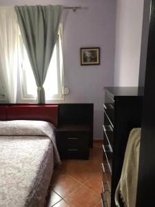 1 dormitorio con 2 camas y ventana en Apartments Villa Braho, en Pogradec