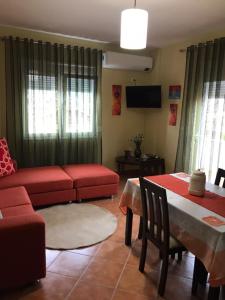 sala de estar con sofá rojo y mesa en Apartments Villa Braho, en Pogradec