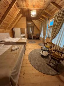 比耶洛波列的住宿－Bali Mountain resort Montenegro，一间设有两张床和一张桌子及椅子的房间