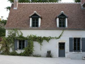 uma casa branca com um telhado castanho e janelas em Guestroom Faverelles, 2 pièces, 4 personnes - FR-1-590-302 em Faverelles