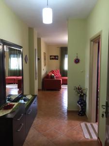 uma cozinha e sala de estar com um sofá vermelho em Apartments Villa Braho em Pogradec