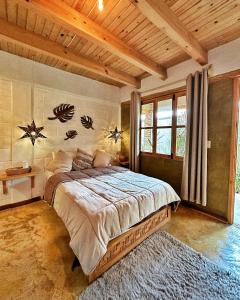 1 dormitorio con 1 cama grande y techo de madera en HOTEL NEUTRO SAN CRIS Estacionamiento sujeto a disponibilidad en San Cristóbal de Las Casas
