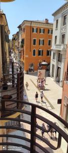 grupa ludzi na ulicy miejskiej z budynkami w obiekcie Apartment Centro storico Verona , Samaritana n.4 w Weronie