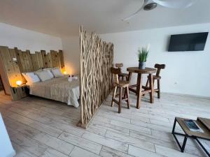 - une chambre avec un lit, une table et des chaises dans l'établissement Studio Epoustouflante Vue Mer St Martin, à Saint Martin