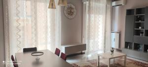 jadalnia ze stołem, krzesłami i zegarem w obiekcie Apartment Centro storico Verona , Samaritana n.4 w Weronie