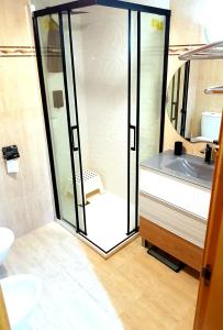 a bathroom with a shower and a sink and a toilet at Piso amplio de 3 habitaciones, 2 baños, ascensor y parking in Burriana +29 photos