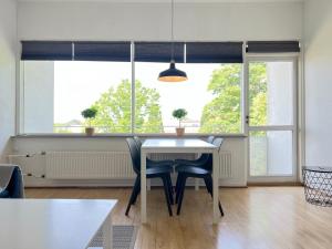 una sala da pranzo con tavolo, sedie e finestra di Studio Apartment In Herlev, Herlevgrdsvej 4, a Herlev