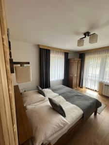 um quarto com duas camas com almofadas em Willa Mango em Zakopane