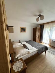 um quarto com uma cama e uma mesa em Willa Mango em Zakopane