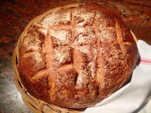 ein Laib Brot in einem Korb auf einem Tisch in der Unterkunft Guestroom Aydoilles, 2 pièces, 4 personnes - FR-1-589-503 in Aydoilles