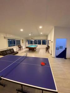 un tavolo da ping pong in una stanza con una palla da ping pong di ALWADI Chalet - Khorfakkan a Khor Fakkan
