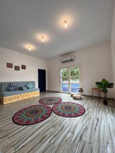ein Wohnzimmer mit zwei großen Teppichen auf dem Boden in der Unterkunft ALWADI Chalet - Khorfakkan in Khor Fakkan