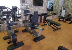 un gimnasio con un montón de equipos de ejercicio en una habitación en Casa Diora Hotel Jeddah en Yeda