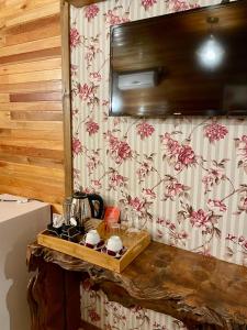 La salle de bains est pourvue d'une table et d'un miroir. dans l'établissement Cabanas Por do Sol, à Urubici