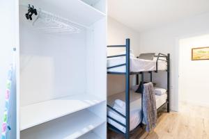 Habitación con armario y literas. en Apart. en el centro de Granada, en Granada