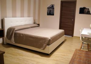 - une chambre avec un lit et un bureau dans l'établissement B&B I Greci, à Vairano Patenora