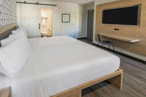 Postel nebo postele na pokoji v ubytování Kasa Niche Hotel Redwood City