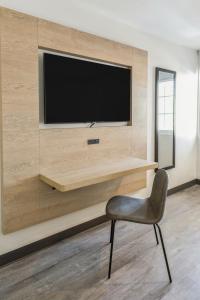 TV a/nebo společenská místnost v ubytování Kasa Niche Hotel Redwood City