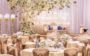 un salón de banquetes con mesas, sillas y un árbol en Casa Diora Hotel Jeddah en Yeda