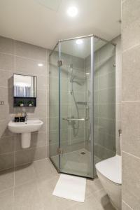 bagno con doccia in vetro e lavandino di New Luxury 2BR Apt - Terra Royal Ho Chi Minh City ad Ho Chi Minh