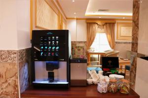 eine Küche mit einem großen schwarzen und silbernen Kühlschrank in der Unterkunft Casa Diora Hotel Jeddah in Dschidda