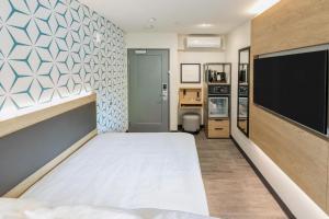 Postel nebo postele na pokoji v ubytování Kasa Niche Hotel Redwood City
