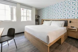 מיטה או מיטות בחדר ב-Kasa Niche Hotel Redwood City
