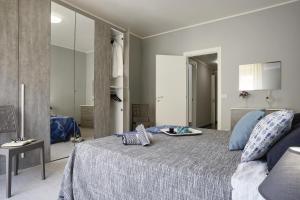 sypialnia z dużym łóżkiem i lustrem w obiekcie Aurora casa vacanze w mieście Pozzallo