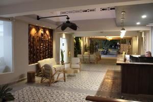 un vestíbulo de un hotel con bar y sillas en Park Hotel, en Santa Marta