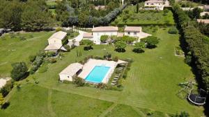 an aerial view of an estate with a swimming pool at Les Grandes Terres - Gîtes & SPA in Mérindol