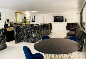 un soggiorno con tavolo e sedie blu di ClubHotel Residence Cesenatico a Cesenatico