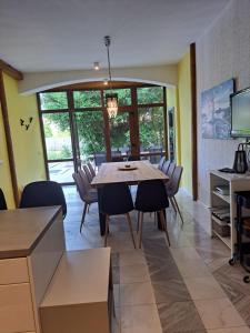 eine Küche und ein Esszimmer mit einem Tisch und Stühlen in der Unterkunft Villa Eucaliptus Istrien in Rovinj