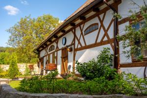 dom z werandą z drewnianym dachem w obiekcie Apartamenty sudeckie nad zalewem III w mieście Sosnówka