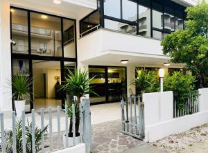 un condominio con piante di fronte di ClubHotel Residence Cesenatico a Cesenatico