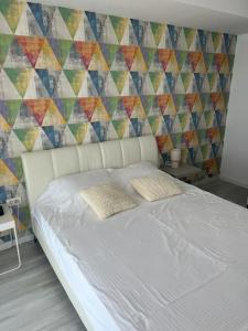 Postel nebo postele na pokoji v ubytování Velier Lake View Mamaia