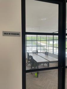 Ärikülastajate ala ja/või konverentsiruum majutusasutuses Apartaestudio de lujo en Cali +37 fotot