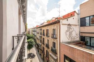 uma vista para uma rua da cidade a partir de uma varanda do apartamento em Chueca Gran Via Recoletos Libertad 24 8 em Madri