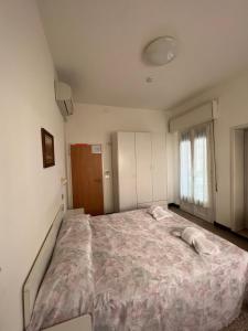 ein Schlafzimmer mit einem großen Bett in einem Zimmer in der Unterkunft Mehari Hotel Rimini in Rimini